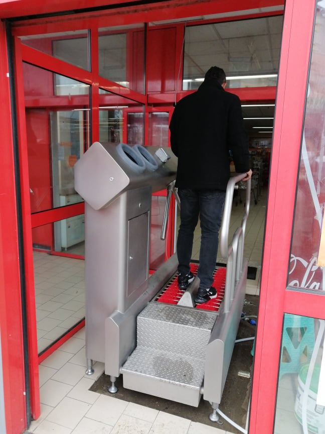 Убиец на зарази посреща клиентите на голям хипермаркет