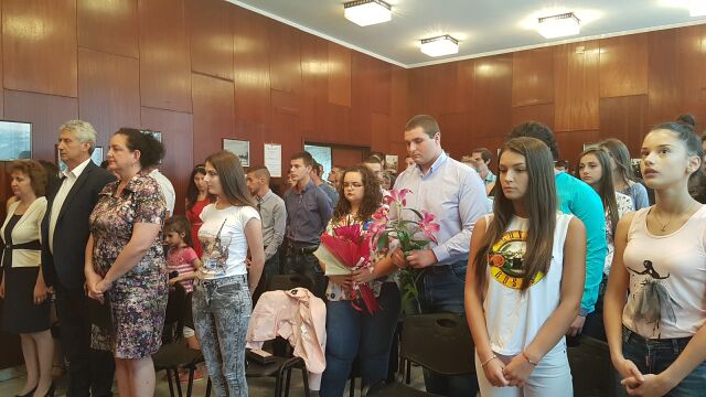 Връчиха дипломите на зрелостници от Мездра