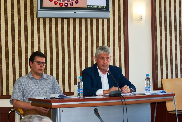 Стопираха пристрояването на площада в Мездра
