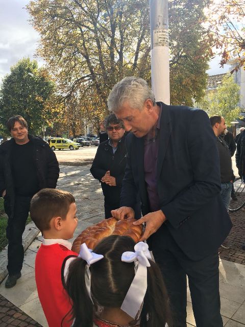 Обновяват сградата на община Мездра
