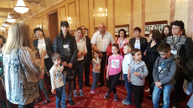 Деца влязоха в парламента
