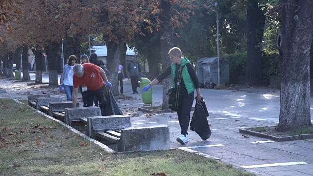 Чиновници събраха над 100 чувала с боклуци