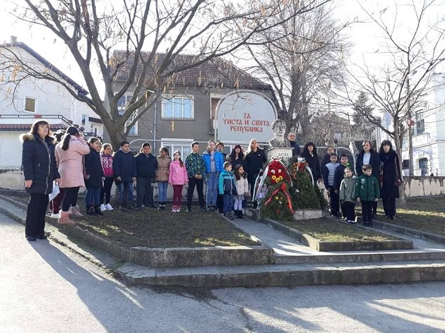 Оряховчани сведоха глави пред делото на Левски