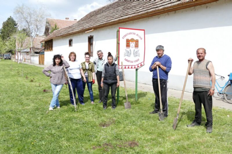 Садят рози и фиданки в Бърдарски геран