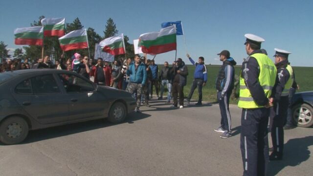 Жители излязоха на протест, искат ремонт на пътищата