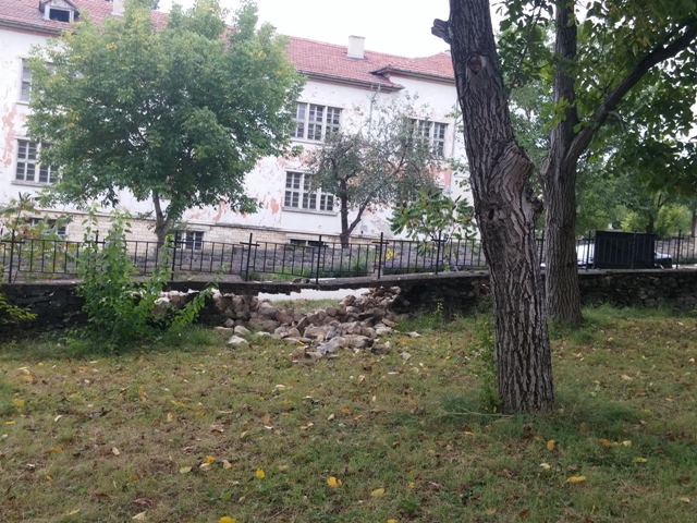 Увредиха каменната ограда на църквите в село Царевец