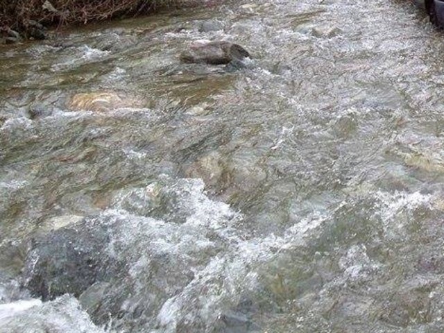Река излезе от коритото си и заля път в Червен бряг
