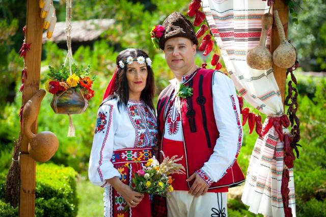 Младоженци вдигнаха автентична сватба