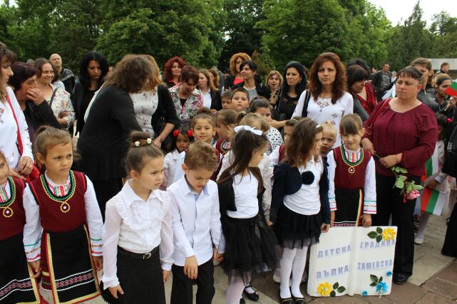 Преподаватели и ученици с плакети по-случай 24 май