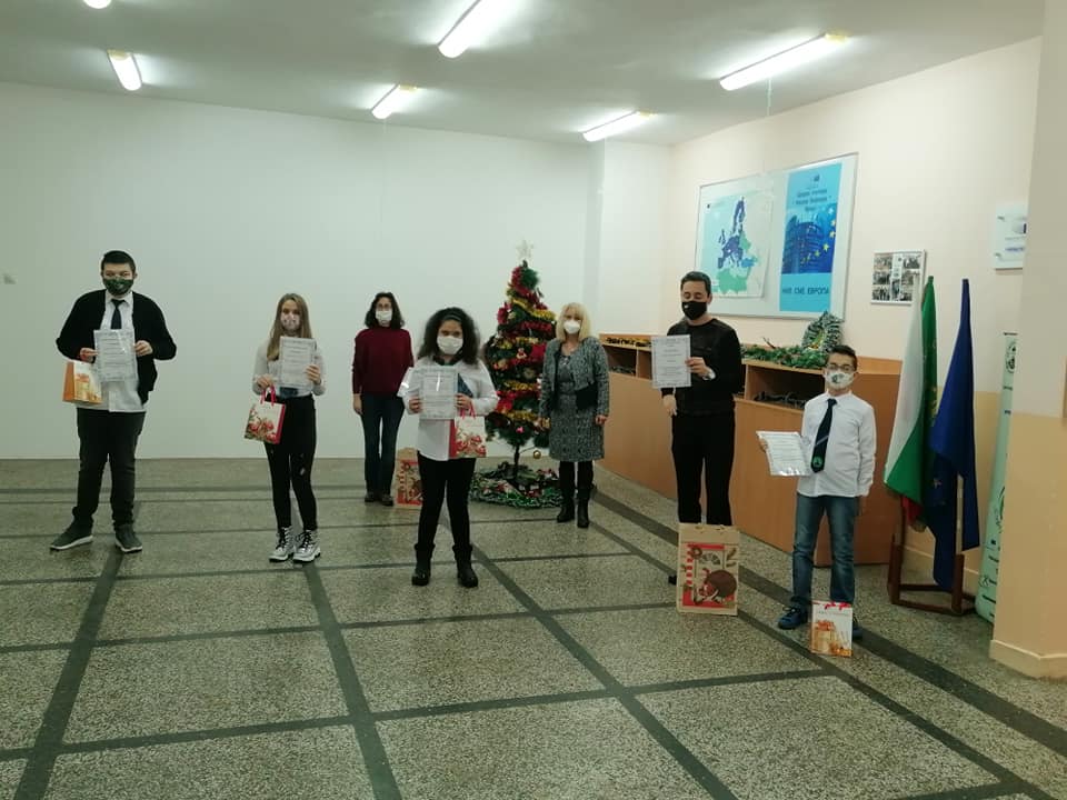 Отличиха с грамоти и подаръци учители и ученици от СУ Никола Войводов